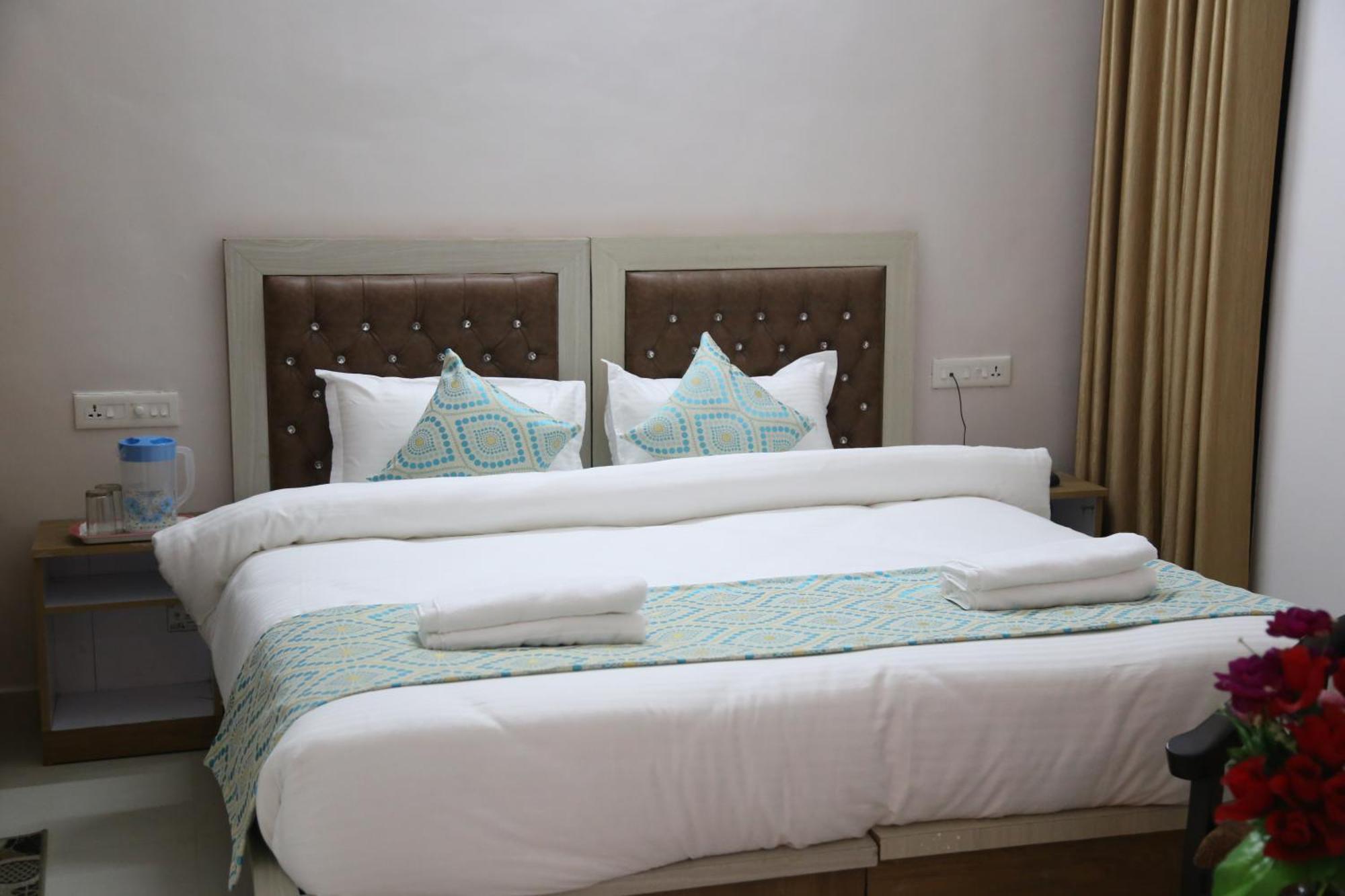 Hotel Yog Tapovan- Rafting Available Rishikesh Bagian luar foto